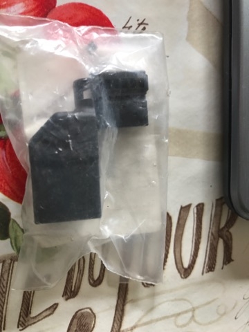 Plat contacthuis met contactvergrendeling 8E0972112A