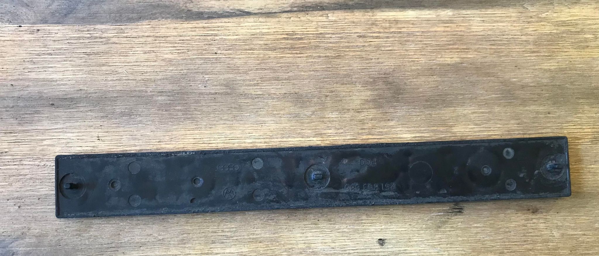 ACHTERKLEP EMBLEEM "VOLKSWAGEN" T25/T3 251853685 