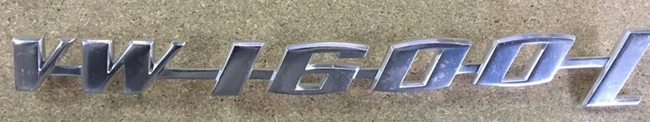 Achterklepembleem "VW 1600 L". Type 3 Notchback 8/1966 en later 361853687D