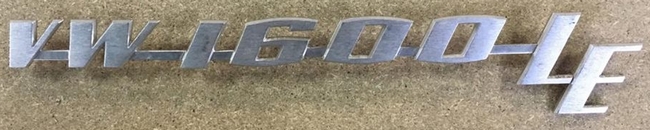 Achterklepembleem "VW 1600 LE". Type 3 squareback 8/68-7/69 361853687F